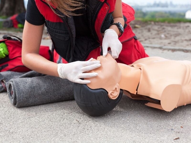 działania przypominające i doskonalące umiejętności związane z udzieleniem pierwszej pomocy